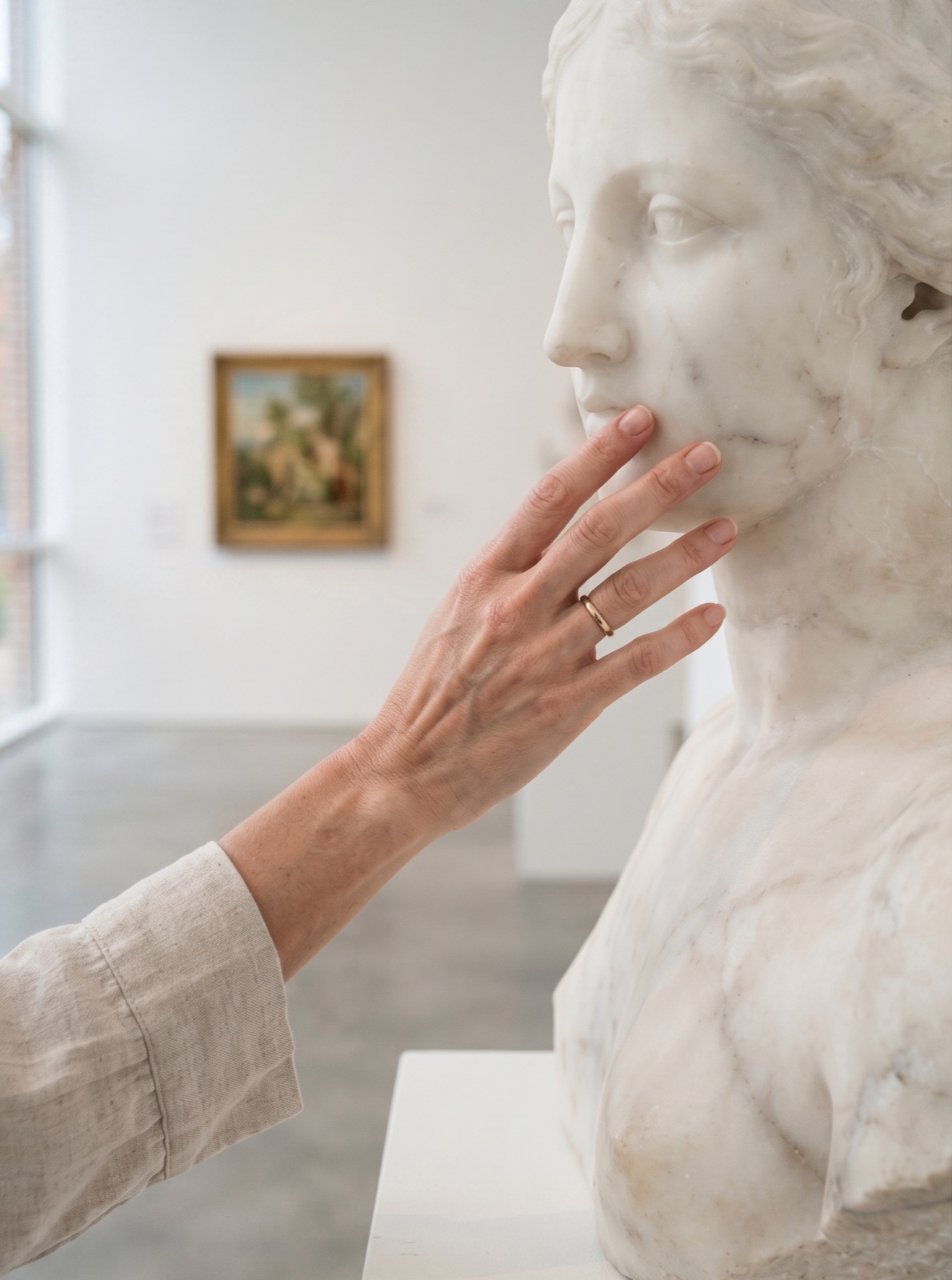 Mão tocando uma escultura em um museu